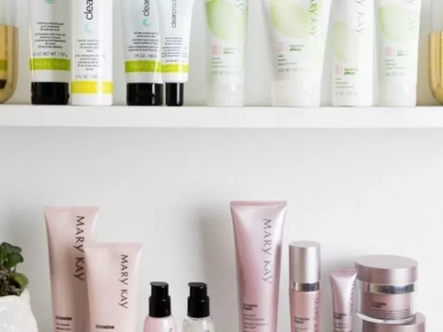 What does a Mary Kay Facial consist of?